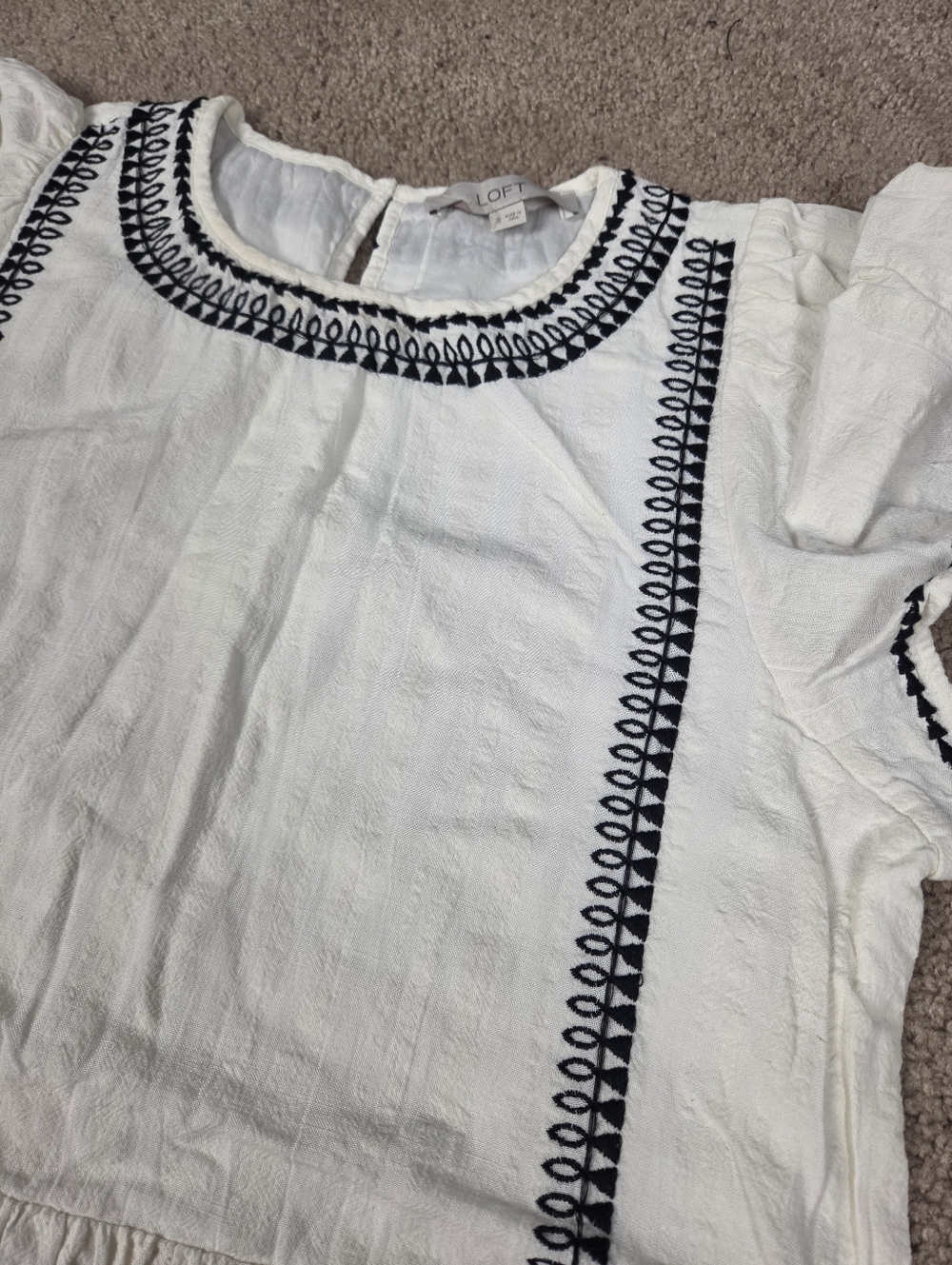 Elegant White Dress with Black Accents - Picture 10 of 10